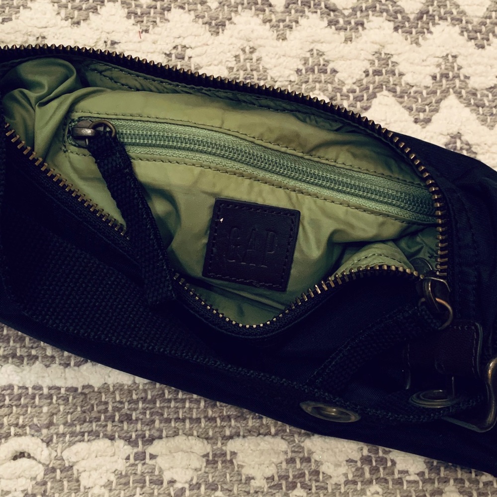 GAP black purse zipper closure
